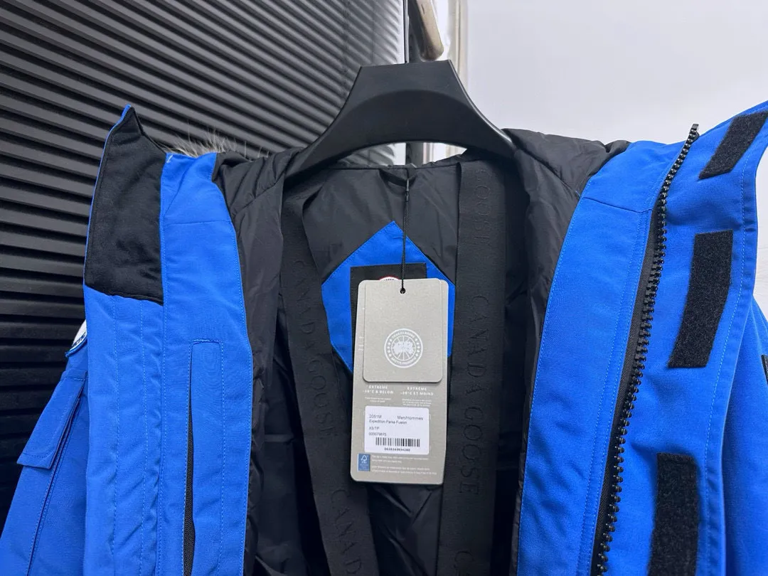 P780 Top Purchasing Version Sky Blue (Wolf Hair Optional) 🇨🇦CANADA GOOES 24 new models 08 models/couple models Factory direct supply: supplying global purchasing agents, micro-business, entities, Tmall, high-end stalls and studio cooperation, free shipping! Canada Goose Expedition Parka 2008 is the same style for men and women. It is mid-length and the most timeless classic. All Arctic and Antarctic scientific expedition teams choose Canada Goose as their cold-proof equipment. It is the Rolls-Royce of down jackets. ➖ Industry-leading anti-counterfeiting chip sensing. ➖ Imported Behringer embroidery machines and customized embroidery labels, the highest level and industry leading. ➖ Imported Korean 21-count polyester-cotton blended original fabric, TC85 waterproof coated fabric, water-repellent, windproof and wear-resistant. ➖ The new national standard 80 white duck down is filled with an average of 520 grams of down. The amount of down filled is industry-leading. ➖ 100% nylon lining with double double-layer sealing design to prevent velvet running, and seamless thread design on the cuffs! ➖ Western Canadian Green Wolf Collar. ➖ Yoshida YKK provides original factory-customized electroplated sliders. YKK two-way lockable zippers are tight and smooth and do not peel off paint. ➖ 3M composite Velcro is durable and the accessories and hardware are all custom-made. Note: Our copywriting is only simple and clear. Instead of bragging about the copywriting, it is better to compare and understand with samples. Only for the purest goose, the most dedicated, the most professional, the highest quality, the highest cost performance!  Size:XS-XXL